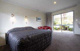 spacious studio with queen size bed